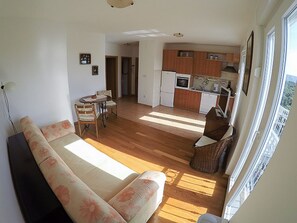 Apartment (A3) | Dapur peribadi | Peti sejuk, ketuhar, dapur, mesin basuh pinggan mangkuk 