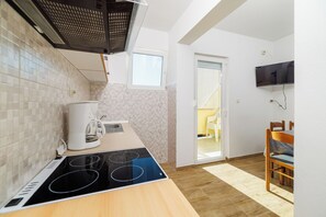 Apartamento (A2) | Cozinha privada | Geladeira, micro-ondas, cooktop, máquina de café expresso