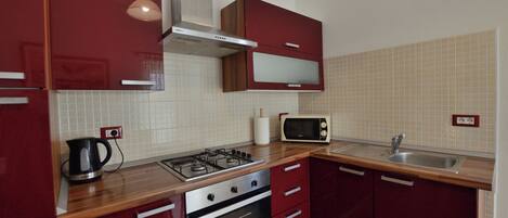 Appartement (A1) | Cuisine privée | Réfrigérateur, micro-ondes, four, plaque de cuisson