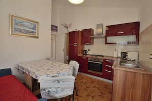 Appartamento (A1) | Cucina privata | Frigorifero, microonde, forno, piano cottura