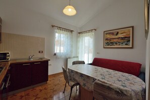Appartamento (A1) | Cucina privata | Frigorifero, microonde, forno, piano cottura