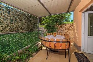 Apartment (A5) | Terrace/patio - Apartments Ruzica F (Lopar)