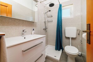 Apartment (A2) | Bathroom | Towels - Apartments Ruzica F (Lopar)