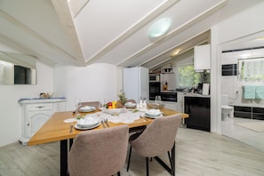 Apartment (A1) | Eigene Küche | Kühlschrank, Mikrowelle, Herdplatte, Espressomaschine