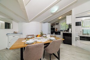 Apartamento (A1) | Cocina privada | Máquina de café espresso, frigorífico, microondas y placa de cocina