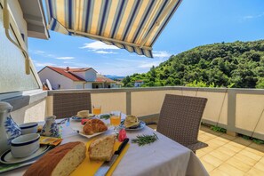 Studio (A2) | Terrace/patio - Apartments Mirjana T (Rab)