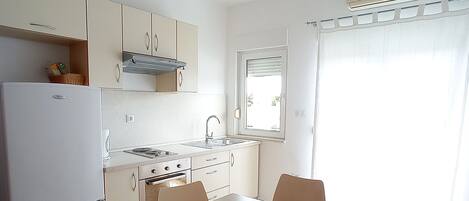 Apartment (A2) | Private kitchen | Fridge, oven, stovetop, electric kettle