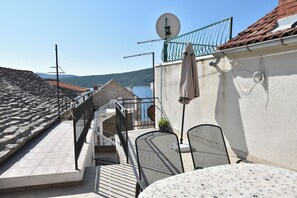 Apartment (A1) | Terrace/patio - Apartment Miledina (Primosten)