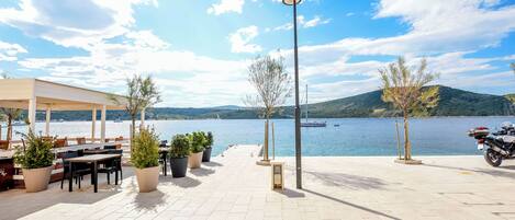 تناول الطعام بالخارج