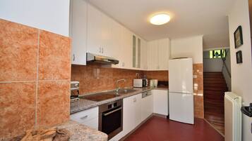 House | Private kitchen | Fridge, microwave, oven, stovetop