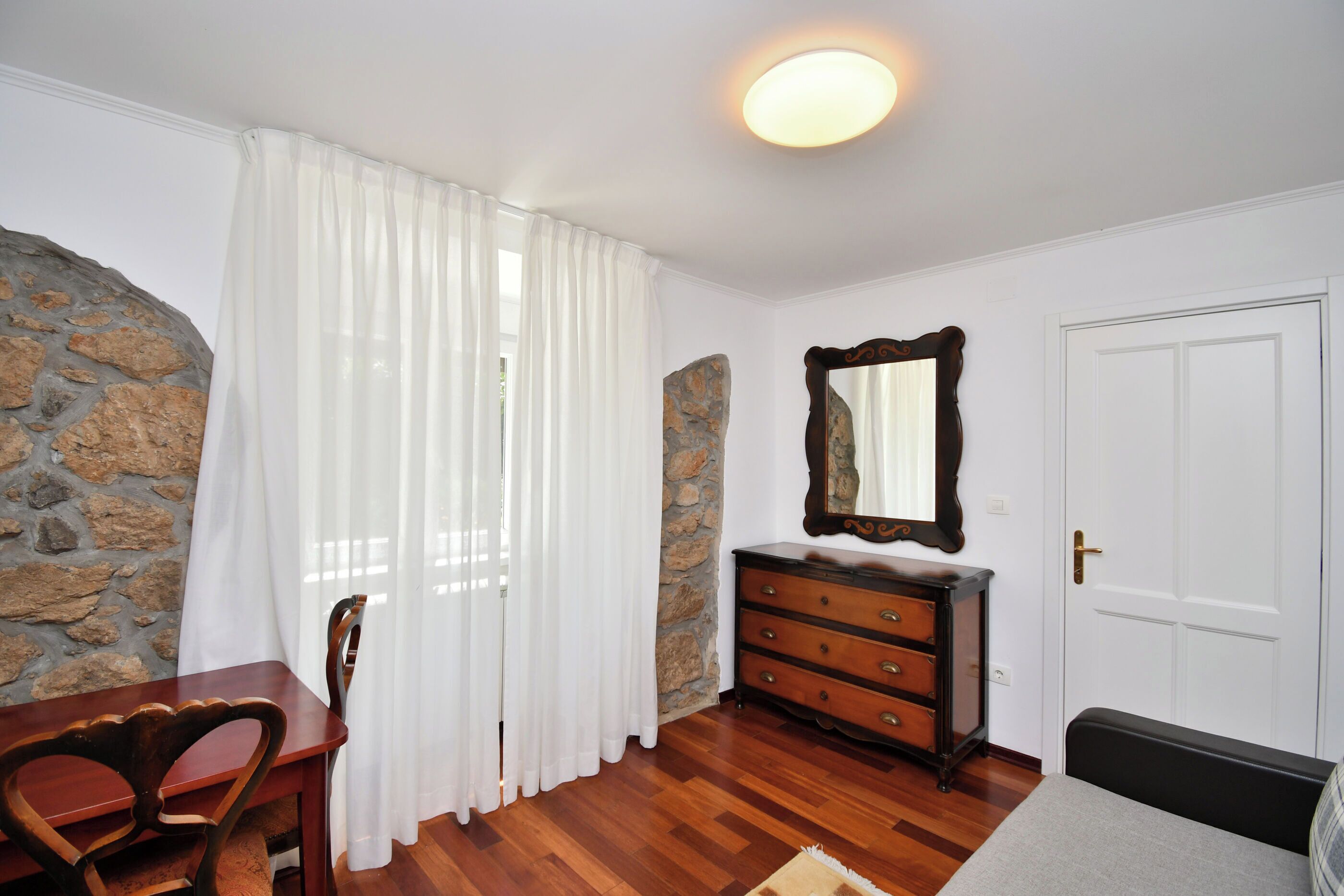 خزنة داخل الغرفة ومكواة/لوح كي وواي فاي مجانًا