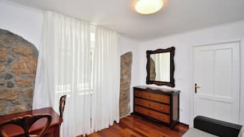 House | In-room safe, iron/ironing board, free WiFi