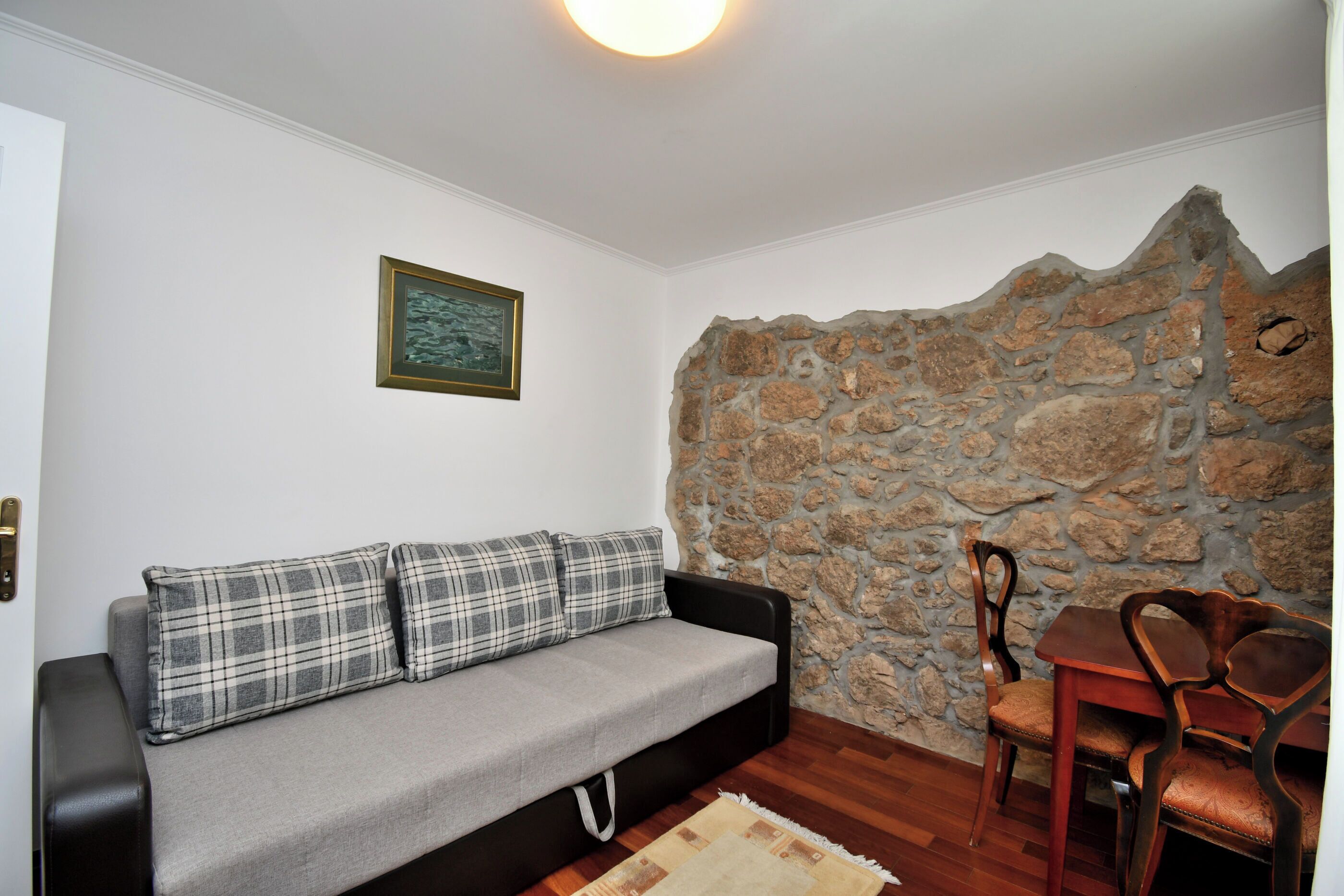 خزنة داخل الغرفة ومكواة/لوح كي وواي فاي مجانًا