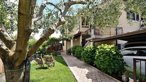 A paved pathway leading to a building with a balcony. - Apartment Elizabeta (Umag)