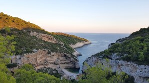 Eine Küstenlandschaft mit felsigen Klippen und freiem Blick auf das Meer.