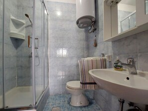 A bathroom with a shower, toilet, and sink. - Apartments Baburic (Krk)