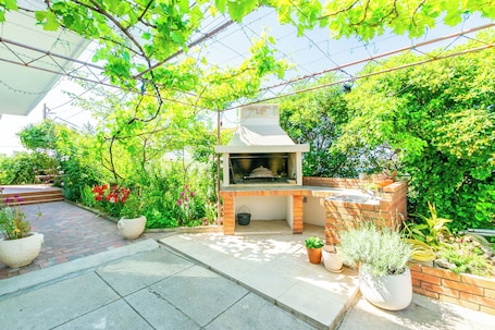 BBQ/picnic Area. Apartments Mrijana D