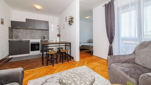 Eine moderne Wohnung mit Küche, Essbereich und Wohnzimmer.