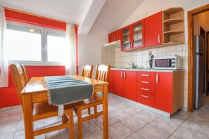Apartment (A8) | Private kitchen | Stovetop, electric kettle, cookware/dishes/utensils - Apartments Rucmarin (Pakostane)