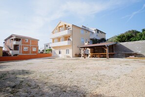 Free self parking - Apartments Rucmarin (Pakostane)