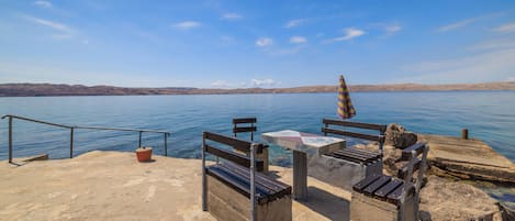 Una spiaggia nelle vicinanze