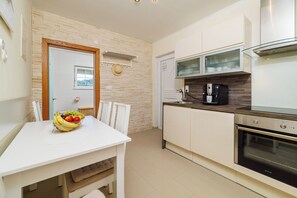 Apartamento (A6) | Cozinha privada | Geladeira, cooktop, máquina de café expresso, chaleira elétrica