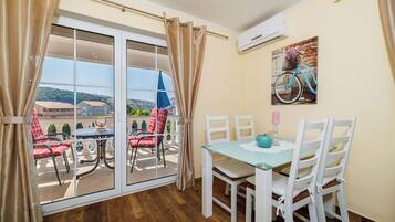 Apartment (A5) | Dining