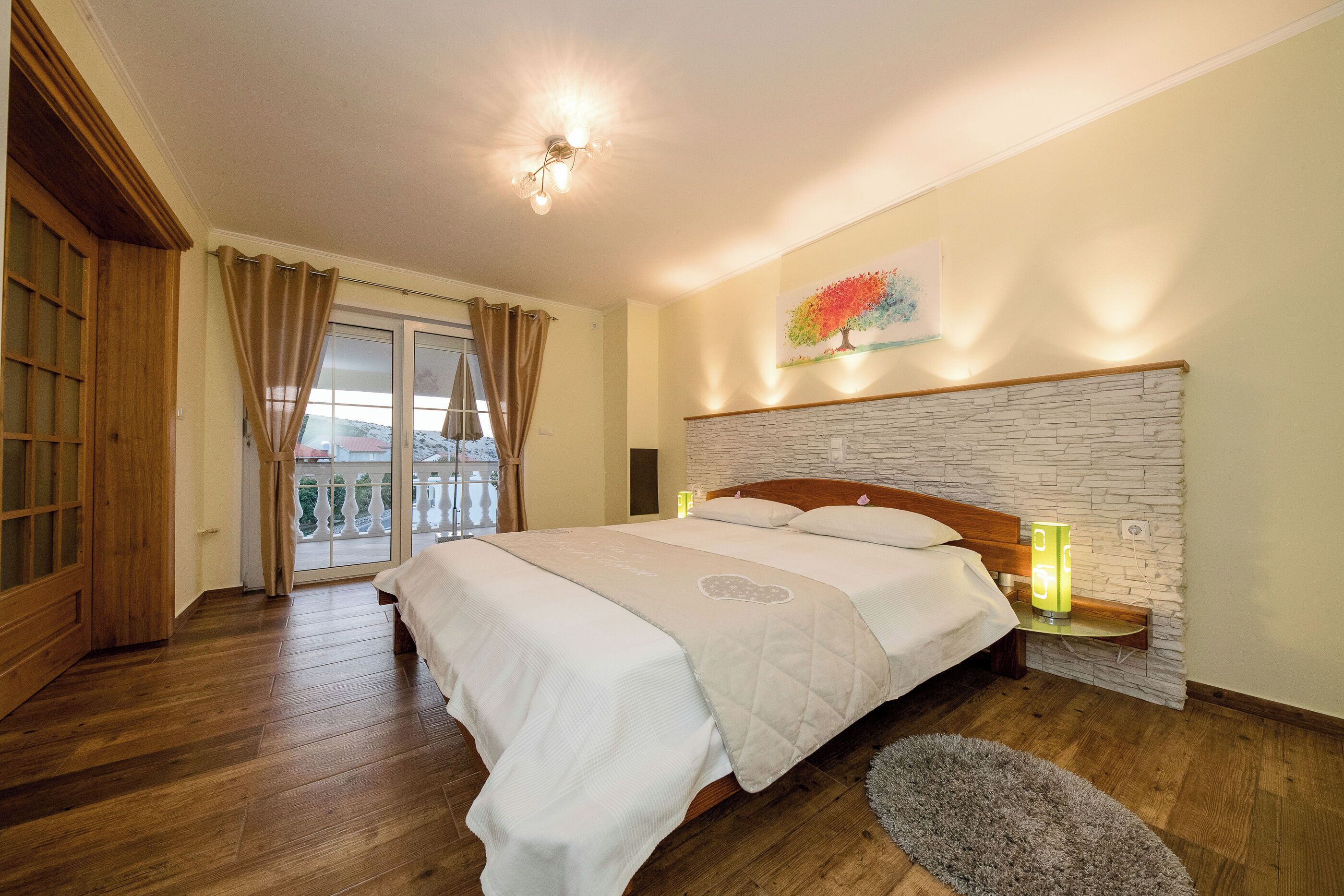 خزنة داخل الغرفة ومكواة/لوح كي وواي فاي مجانًا