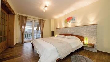 Apartment (A4) | In-room safe, iron/ironing board, free WiFi
