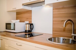 อพาร์ทเมนท์ (A1) | ครัวส่วนตัว | ตู้เย็น, เตาประกอบอาหาร, เครื่องชงกาแฟเอสเปรสโซ, กาต้มน้ำไฟฟ้า