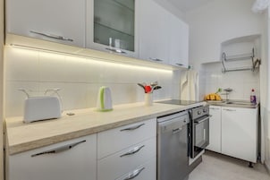 Apartment (A1) | Private kitchen | Fridge, microwave, oven, stovetop