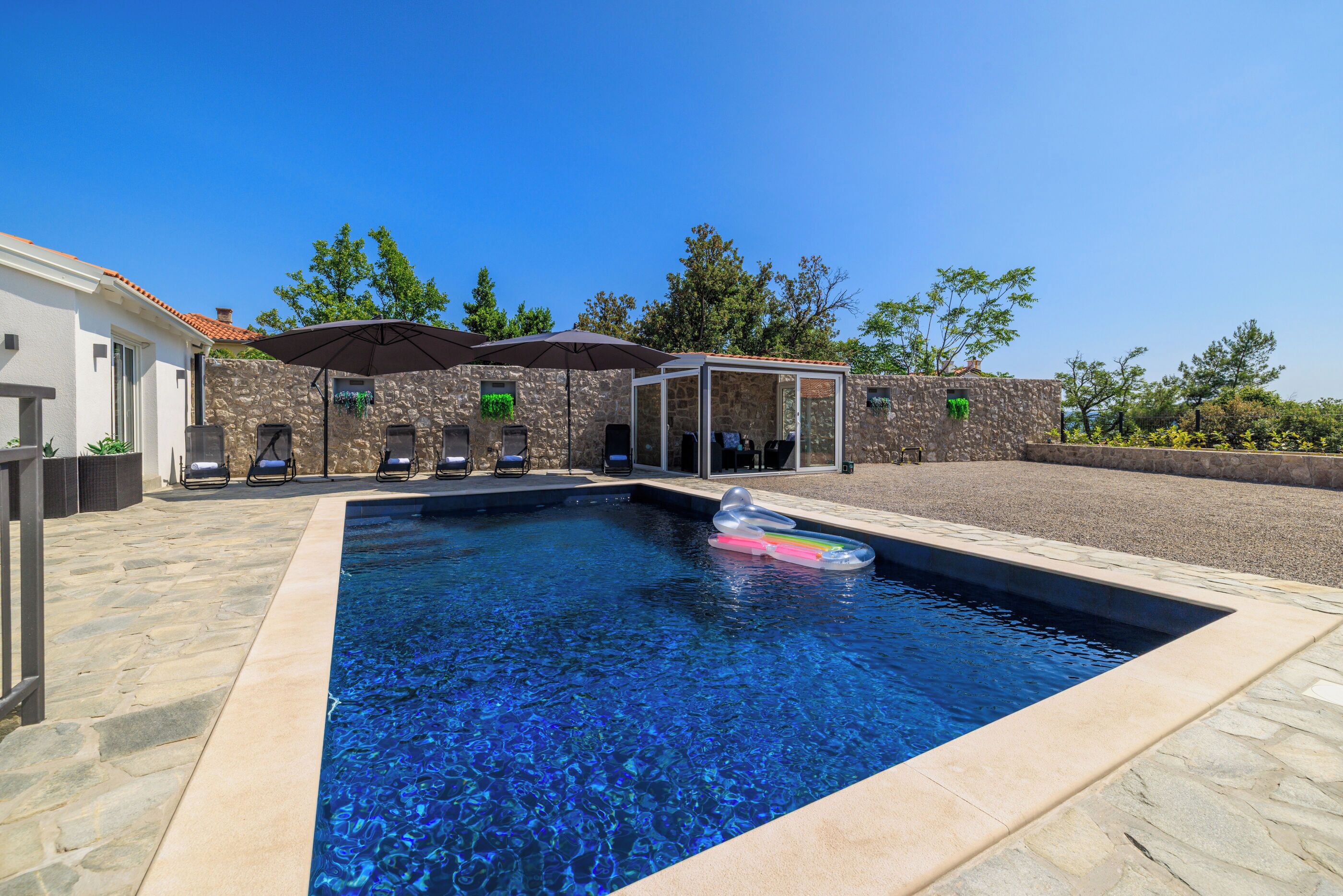 Außenpool, Sonnenschirme, Liegestühle