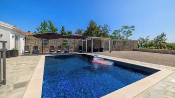 Außenpool, Sonnenschirme, Liegestühle