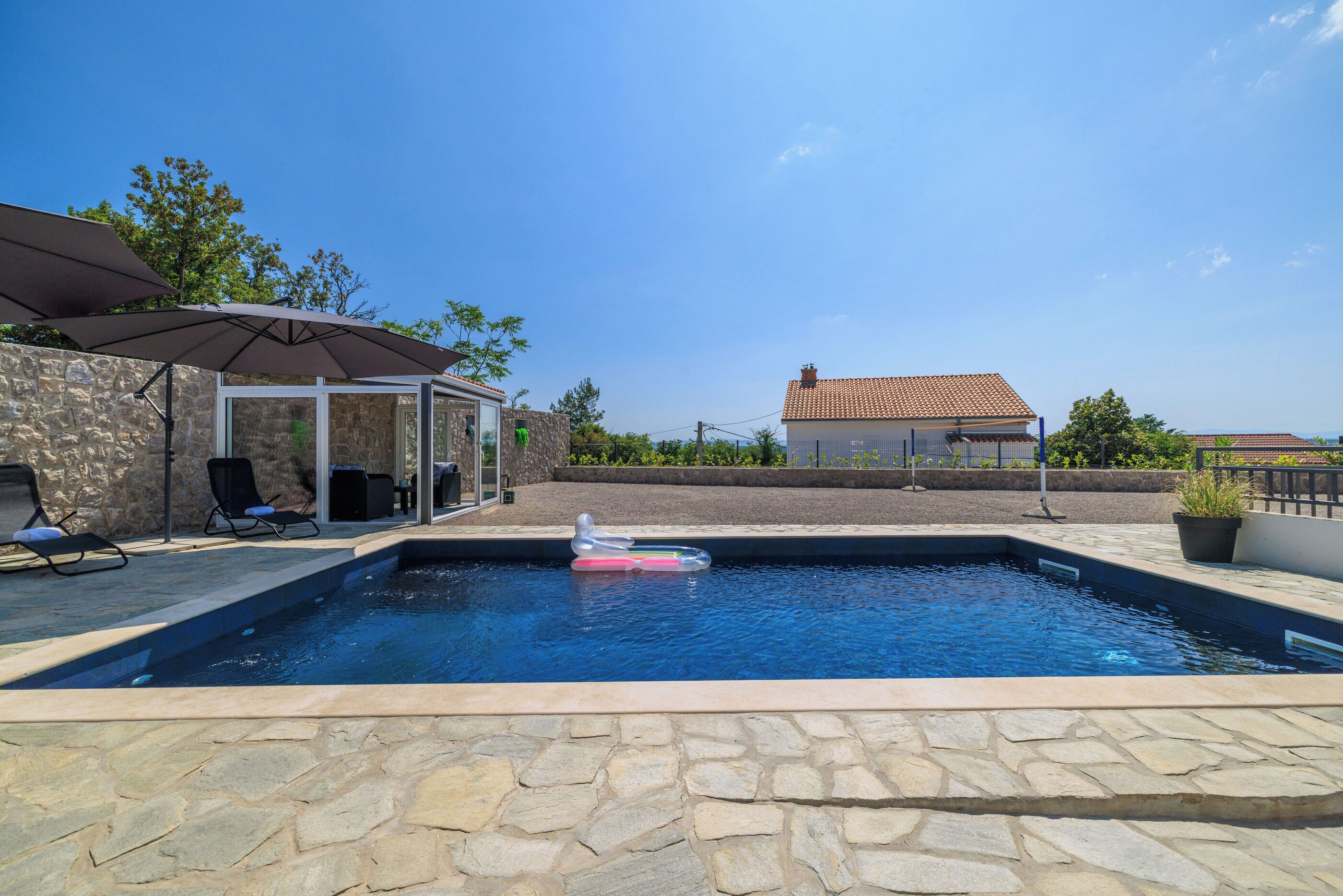 Außenpool, Sonnenschirme, Liegestühle