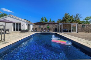 Outdoor pool, pool umbrellas, sun loungers - House Scaena (Crikvenica)