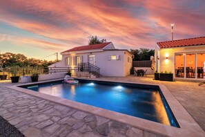 Outdoor pool, pool umbrellas, sun loungers - House Scaena (Crikvenica)