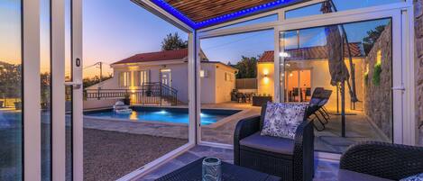 Piscine extérieure, parasols, chaises longues