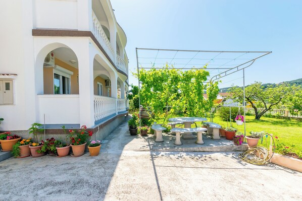 Courtyard - Apartments Antun M (Lopar)