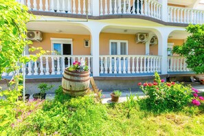 Courtyard - Apartments Antun M (Lopar)