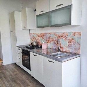 Refrigerador, placa de cocina, lavavajillas, utensilios de cocina