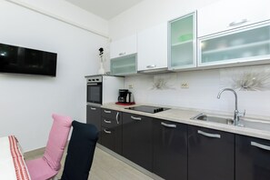 Apartment (A2) | Private kitchen | Fridge, stovetop, espresso maker, electric kettle - Apartments Marija Sabina (Lopar)