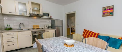 Appartement (A1) | Cuisine privée | Réfrigérateur, micro-ondes, four, plaque de cuisson