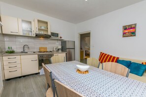 Apartemen (A1) | Dapur pribadi | Mesin espresso, lemari es, microwave, dan oven