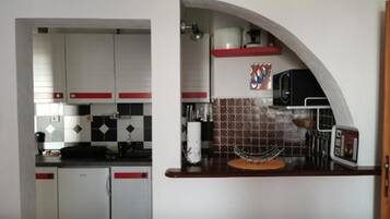 Studio (A4) | Privékeuken | Een koelkast, een microgolfoven, een kookplaat