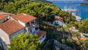 A coastal property with terraced houses, a marina, and a clear view of the sea. - Apartments Vesna (Solta)