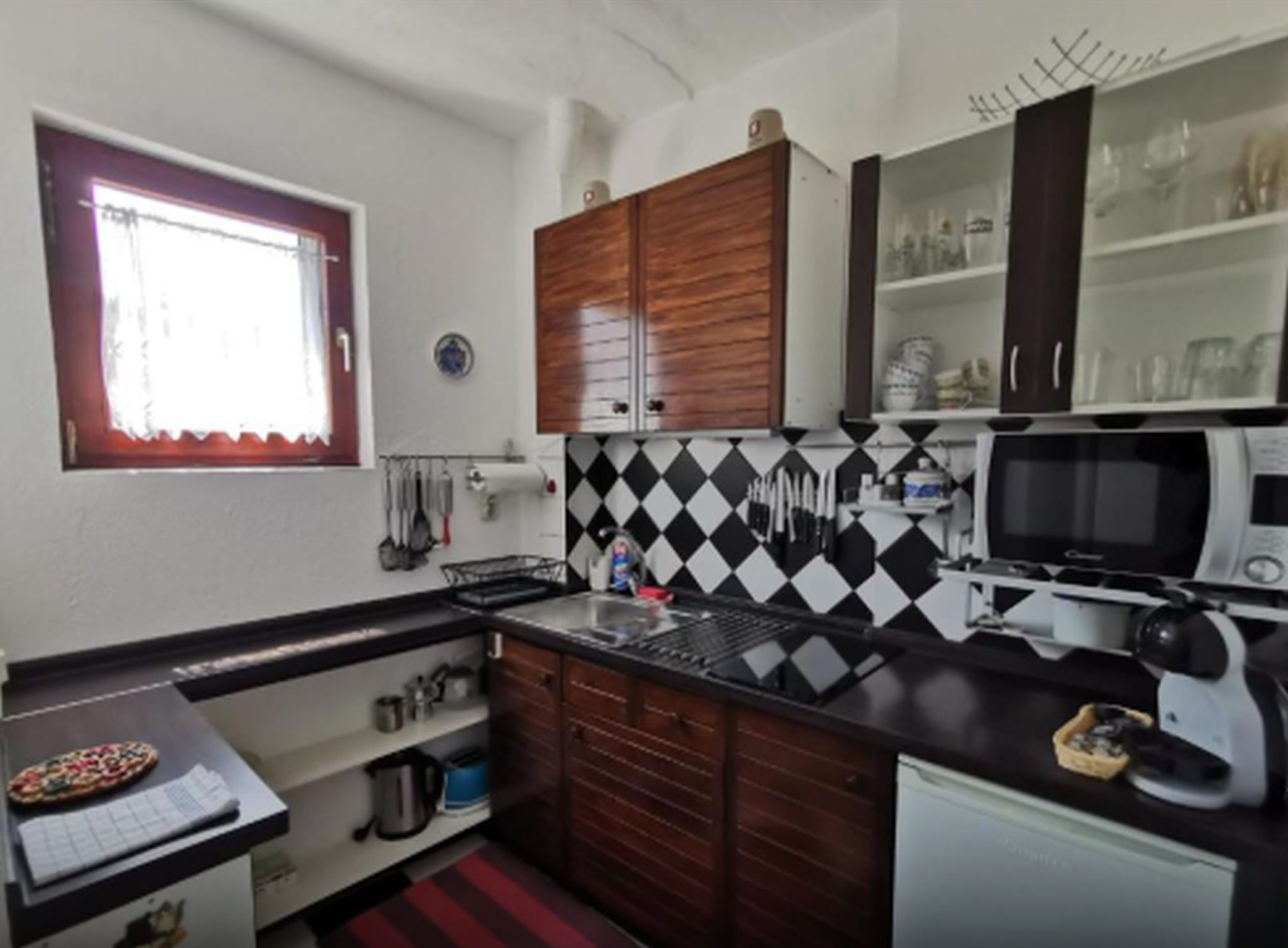 Appartement (A2) | Privékeuken | Een koelkast, een microgolfoven, een kookplaat