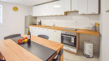 Apartment (A1) | Private kitchen | Fridge, oven, stovetop, dishwasher