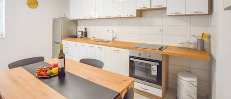 Apartment (A1) | Private kitchen | Fridge, oven, stovetop, dishwasher