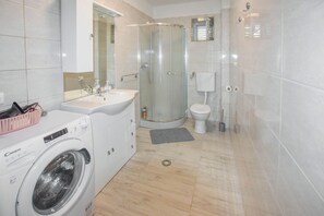 Apartment (A1) | Bathroom