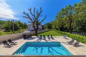 Außenpool, Sonnenschirme
